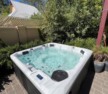 Albury House | Exceptional Porters Cottage Oasis - 4-Star Family Retreat