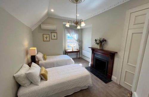 Albury House | Exceptional Porters Cottage Oasis - 4-Star Family Retreat