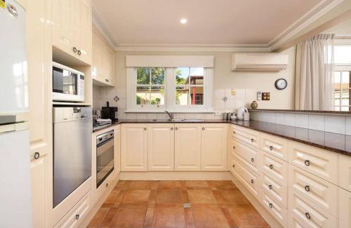Albury House | Exceptional Porters Cottage Oasis - 4-Star Family Retreat