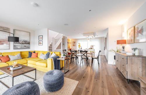 Porth House | Pet-Friendly Escape at Porth Beach Villa - 4 Star Stay!