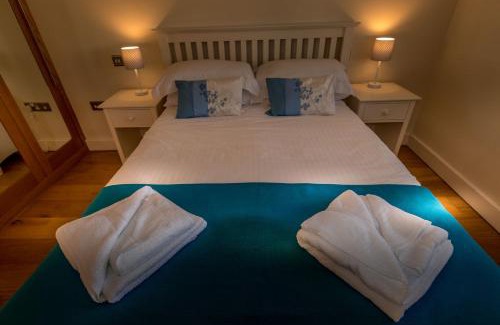 Porth Apartment | Oceanfront Porth Sands Beachfront Apartment with Ocean View