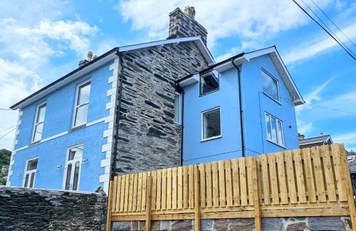 Porthmadog House | Ideal Porthmadog Retreat with Mountain Views & 9.7 Rating