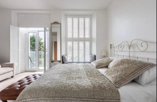 St Ives Apartment | Unforgettable Porthminster View with Oceanfront Pool & Spa
