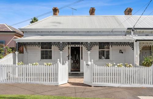 Geelong House | Portia Hotel: Close to City Center & Family-Friendly Stays