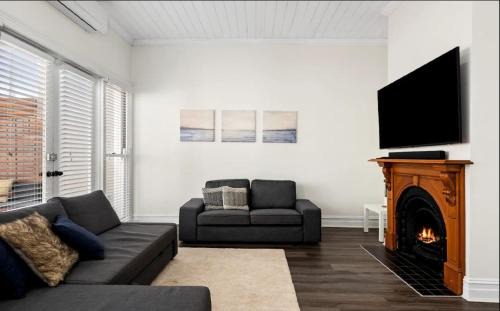 Geelong House | Portia Hotel: Close to City Center & Family-Friendly Stays