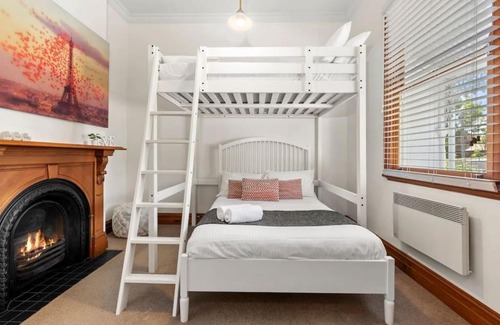 Geelong House | Portia Hotel: Steps to Beach & Beautiful Gardens Awaits