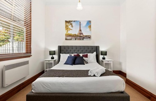 Geelong House | Portia Hotel: Steps to Beach & Beautiful Gardens Awaits