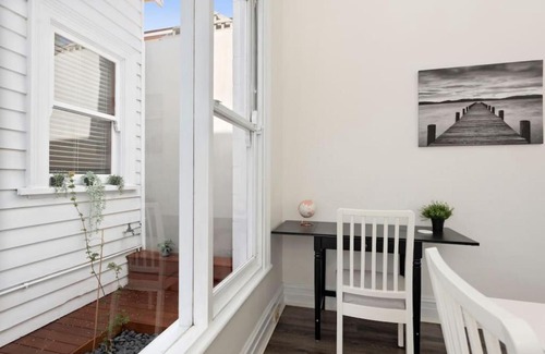Geelong House | Portia Hotel: Steps to Beach & Beautiful Gardens Awaits