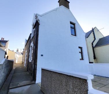 Buckie House | Scenic Portknockie 17 Harbour Place with Oceanfront Views