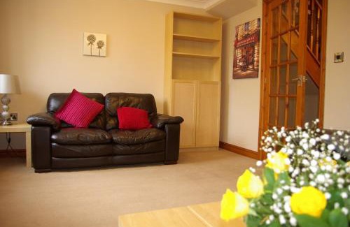 Leek House | Family-Friendly Portland Mews - 3 Bed Holiday Home