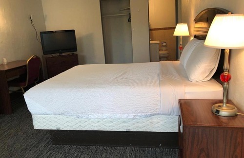 Overlook Hotel | Budget-Friendly Portland Super Value Inn for Families