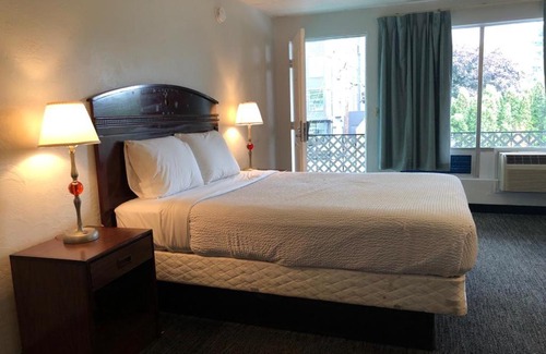 Overlook Hotel | Budget-Friendly Portland Super Value Inn for Families
