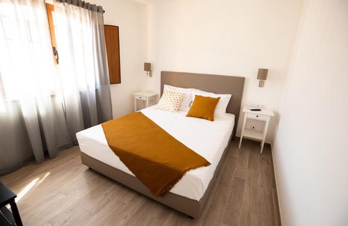 Sardoal Bed & Breakfast | Experience Porto D'Abrigo: Family-Friendly with Pool & Dining