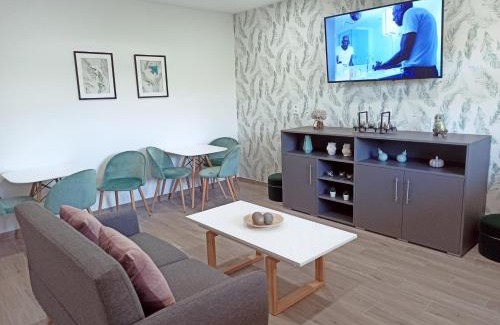 Sardoal Bed & Breakfast | Experience Porto D'Abrigo: Family-Friendly with Pool & Dining