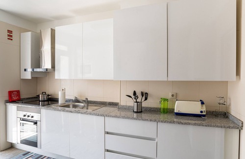 Lordelo do Ouro e Massarelos Apartment | Family-Friendly Porto Home with Spa and Child Amenities