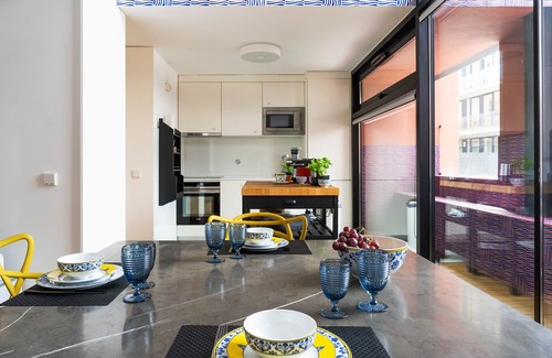 Lordelo do Ouro e Massarelos Condo | Scenic Porto Insight Apartment with Pool and River View