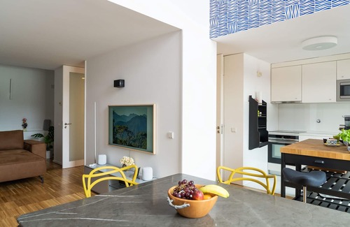 Lordelo do Ouro e Massarelos Condo | Scenic Porto Insight Apartment with Pool and River View