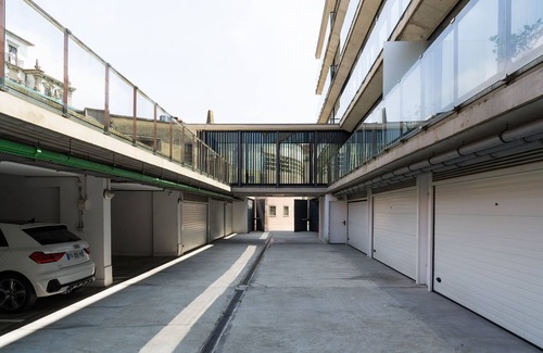 Lordelo do Ouro e Massarelos Condo | Scenic Porto Insight Apartment with Pool and River View
