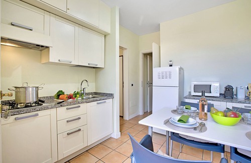 Porlezza Apartment | Pet-Friendly Porto Letizia Begonia with Ocean Views
