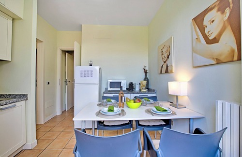 Porlezza Apartment | Pet-Friendly Porto Letizia Begonia with Ocean Views