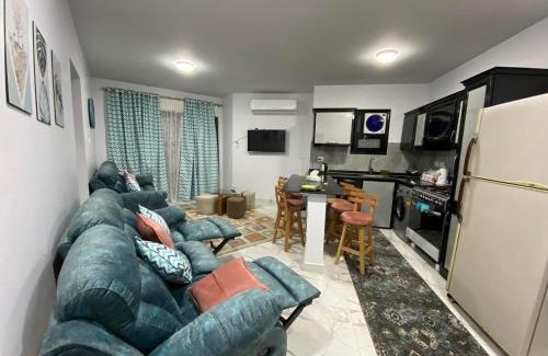 Damietta Apartment | Discover Porto Said: Family-Friendly Stay with Pool & Hot Tub