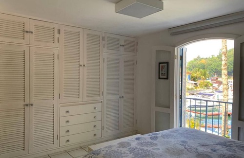 Portogalo House | Portogalo - Canal House: Steps from the Beach & Family-Friendly