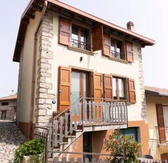 Roncola House | Explore Portola La Vecchia Dimora: Family-Friendly Retreat