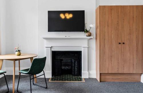 Battery Point Apartment | Portsea Place - designer king studio and parking