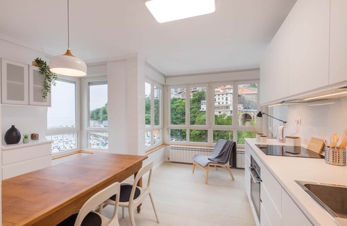 Mutriku Apartment | Portua: Family-Friendly Retreat with Spa and Breakfast