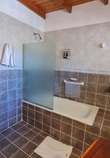 Villa General Belgrano Hotel | Discover Posada Aitue: Oceanfront Bliss with Pool Access