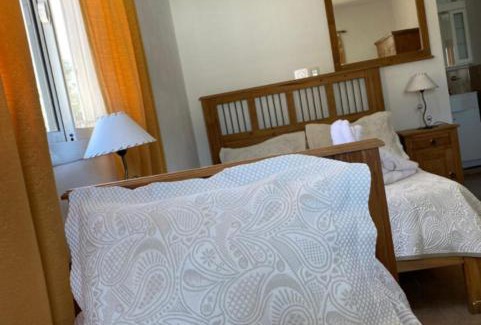 Villa Carlos Paz Hotel | Relax at Posada de Los Lirios: Pet-Friendly Oasis