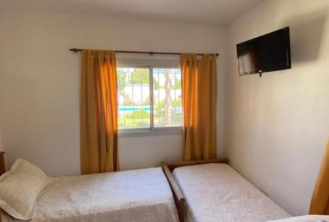Villa Carlos Paz Hotel | Relax at Posada de Los Lirios: Pet-Friendly Oasis