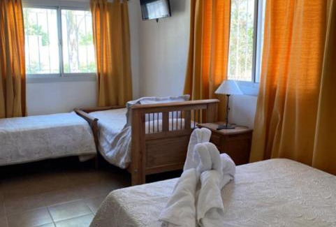 Villa Carlos Paz Hotel | Relax at Posada de Los Lirios: Pet-Friendly Oasis