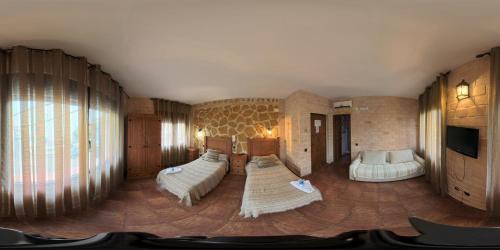 Consuegra House | Welcoming Posada de los Cónsules: Family-Friendly Retreat