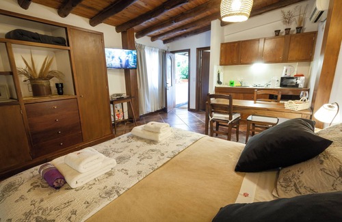 Mendoza City Center Bed & Breakfast | Eco-Friendly Retreat at Posada de Rosas with Pool & Spa