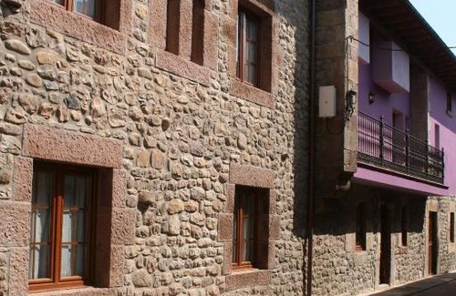 Barriopalacio House | Highly Rated Posada El Arrabal: Family-Friendly Retreat