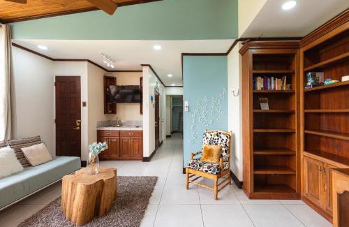 Escazu Hotel | Inviting Posada el Quijote: Pet-Friendly with Pool & Breakfast