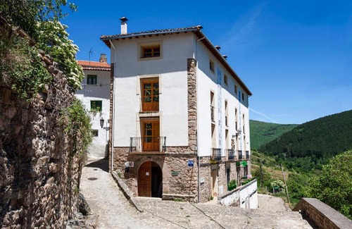Villoslada de Cameros Hotel | Charming Posada Hoyos de Iregua: Family-Friendly Retreat