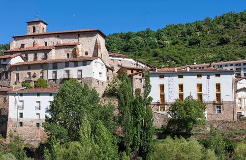 Villoslada de Cameros Hotel | Charming Posada Hoyos de Iregua: Family-Friendly Retreat