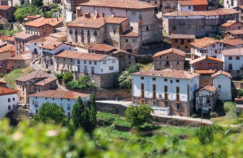 Villoslada de Cameros Hotel | Charming Posada Hoyos de Iregua: Family-Friendly Retreat