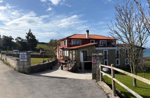 San Vicente de la Barquera House | Family-Friendly Posada Punta Liñera with High Guest Rating