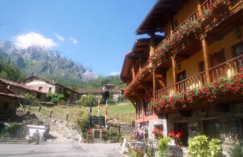 Lon House | Comfortable Stay at Posada Peñas Arriba with Hot Tub