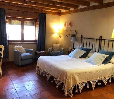 Navafria House | Welcoming Posada Real Mingaseda: 4-Star Pet-Friendly Retreat