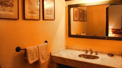 La Cumbre Hotel | Idyllic Posada San Andres: Oceanfront Retreat for All