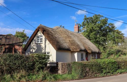Crediton House | Posbury Lodge: 4-Star Pet-Friendly Retreat with Pool