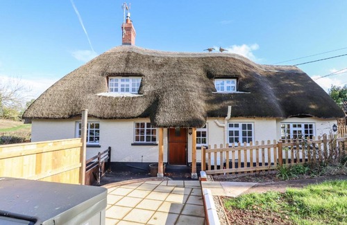 Crediton House | Posbury Lodge: 4-Star Pet-Friendly Retreat with Pool
