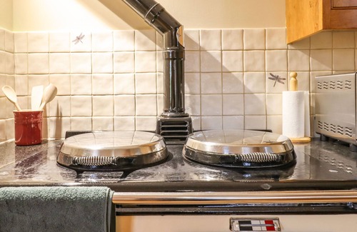 Crediton Cottage | Pet-Friendly Posbury Lodge with Spa and Hot Tub in Crediton