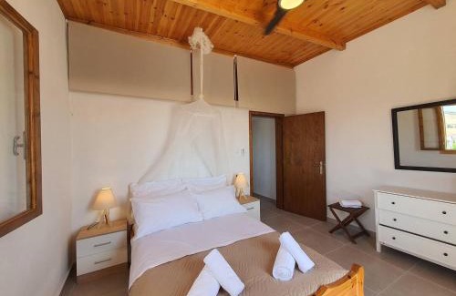 Neo Kalamaki House | Relax at Poseidon House: Beachside with Scenic Sea Views