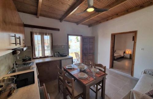 Neo Kalamaki House | Relax at Poseidon House: Beachside with Scenic Sea Views