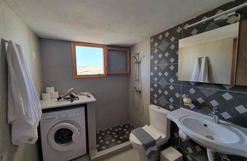 Neo Kalamaki House | Relax at Poseidon House: Beachside with Scenic Sea Views